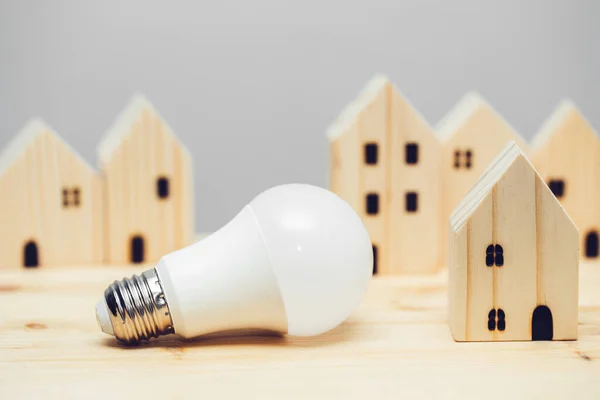 Led Lightbulb Дерев Яним Будинком Eco House Освітлює Низьке Енергоспоживання — стокове фото