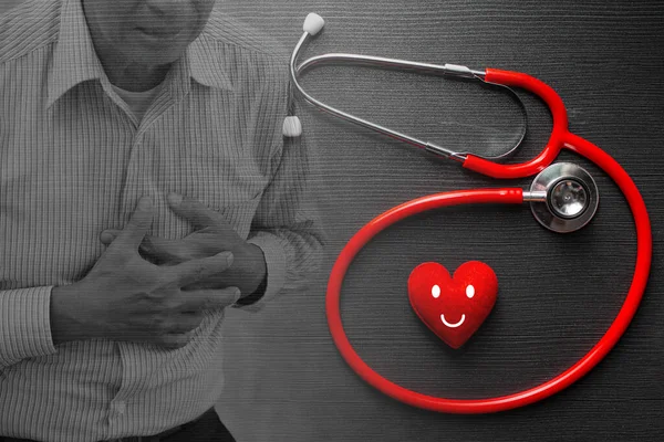 用听诊器和微笑的红心符号覆盖心脏病发作的老年人胸痛 — 图库照片