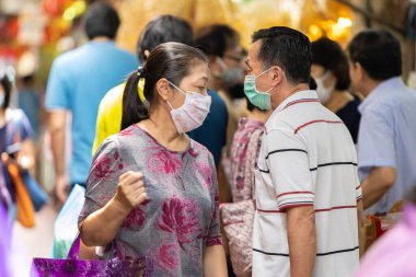 Çin Mahallesi Yaowarach pazarında Çin gıda kaynakları ve Coronavirus 'u korumak için yüz maskesi için yürüyen insanlar. (Covid-19) 30 Mayıs 2020, Bangkok, THAILAND.