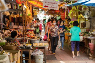 Çin Mahallesi 'ndeki Yaowarach pazarında Çin yemeği ve Coronavirus' u korumak için yüz maskesi alışverişi yapan bir grup insan. 30 Mayıs 2020, Bangkok, THAILAND.