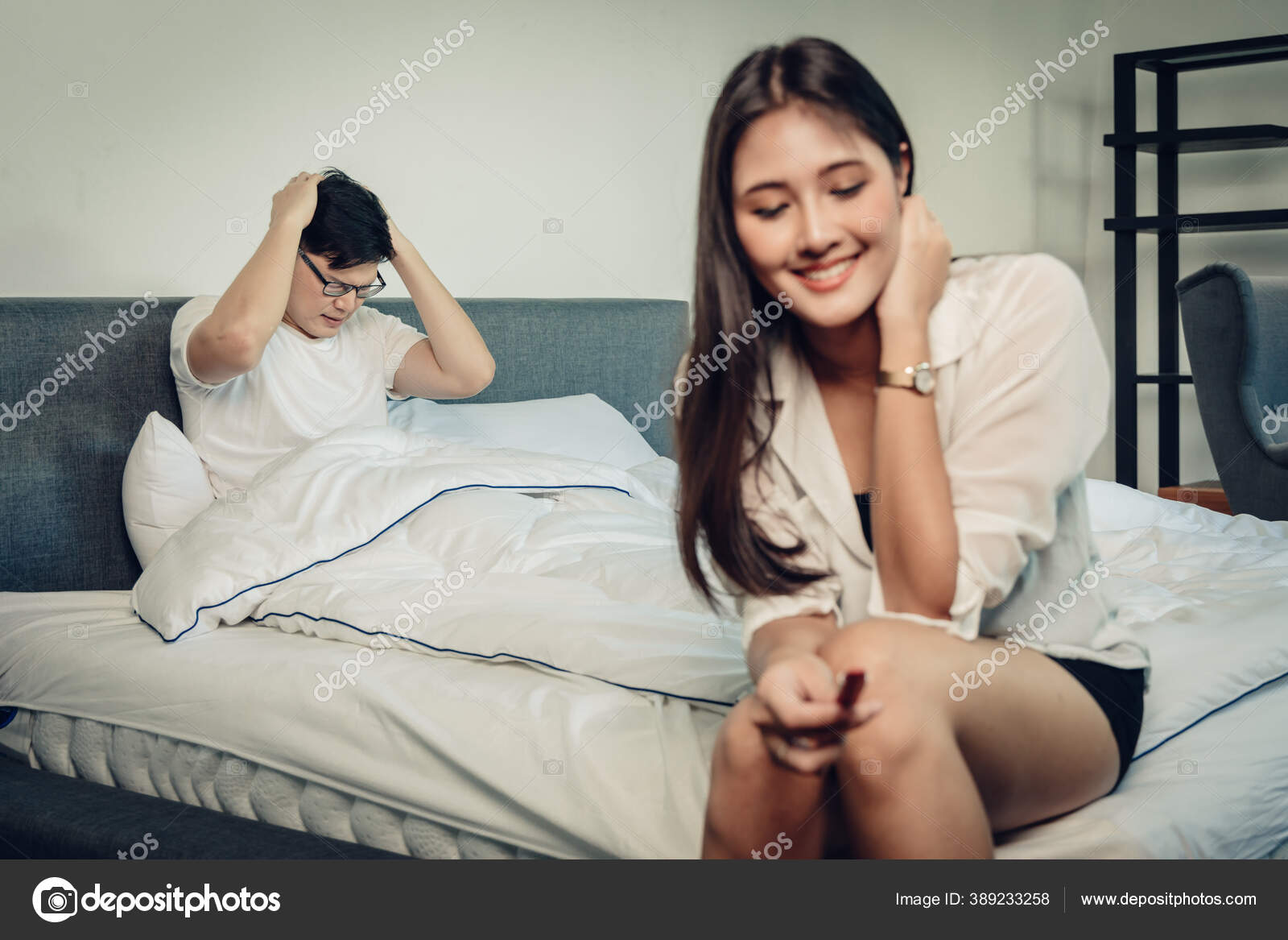 Ungeplante Schwangerschaft Konzept Frau Ist Froh Wissen Dass Sie Schwanger Stockfotografie Lizenzfreie Fotos C Coffeekai 389233258 Depositphotos