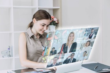 İş kadınları, ofis kavramında dünya çapında iş ortağıyla video görüşmeleri yapmak için internet üzerinden ileri teknoloji çevrimiçi buluşmayı fütüristik dijital cihazla kullanmaktan memnun..