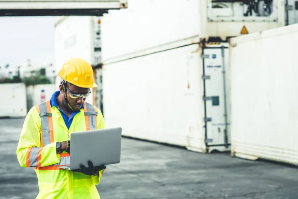 Zwarte Afrikaanse Werknemer Werkzaam Logistieke Scheepvaart Met Behulp Van Laptop — Stockfoto