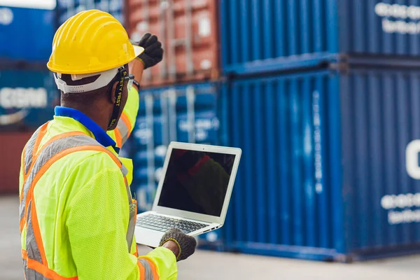 计算机笔记本电脑空白屏幕 可供从事物流控制的工头工作人员在港口装卸集装箱至进出口货物卡车时回视 — 图库照片