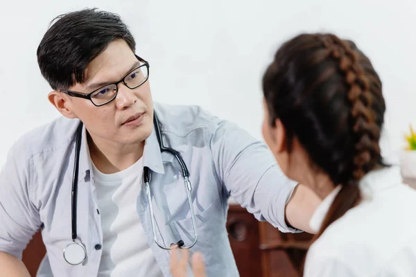 Doctor Mirada Seria Escucha Consoladora Con Paciente Mujer Explicando Síntoma — Foto de Stock