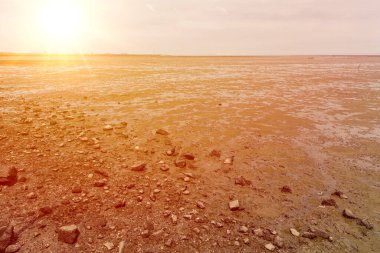 Kuru deniz kuraklığı, güneşli gökyüzü ile bahar gelgitlerinin kara etkisi.