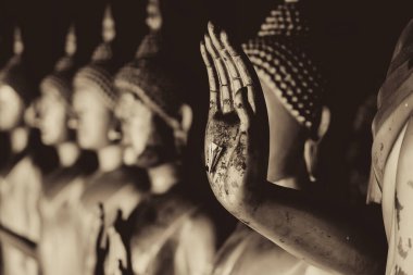 Yakından güzel Buda el heykeli güzel Asya kültürü sakin ve huzurlu Tayland mono renk tonu fotoğrafçılığı