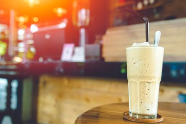 Kahve Smoothie Milkshake, soğuk buzlu içecek, kafein karışımı, kahve dükkanı masasında kahve ve metin için yer var.