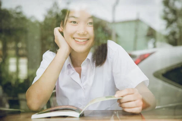 Aziatische Universiteit Meisje Tiener Schattig Glimlachen Kijkend Door Glas Raam — Stockfoto