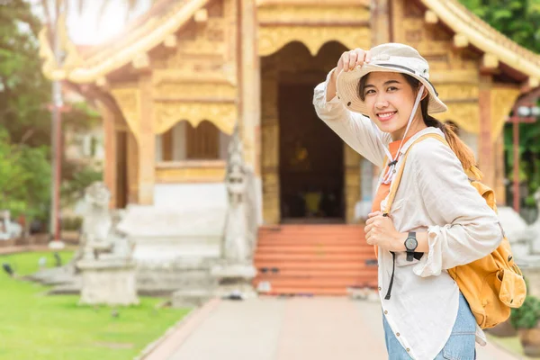 Menina Asiática Adolescente Gosta Sorrir Viagem Templo Tailandês Chiang Mai — Fotografia de Stock