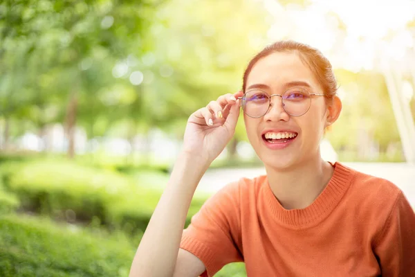 Asiática Mujer Usando Gafas Feliz Sonrisa Con Verde Naturaleza Aire — Foto de Stock