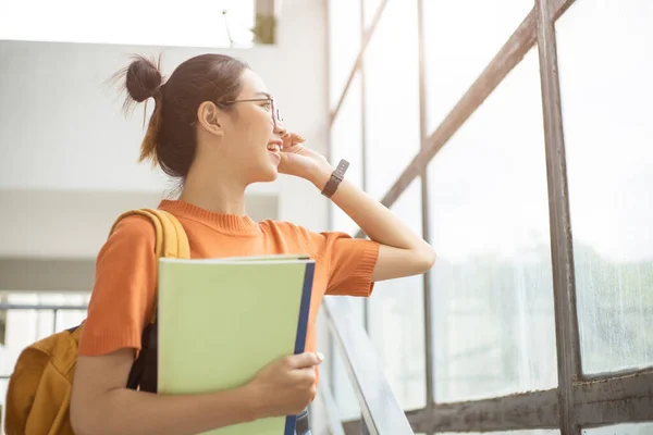 Universidad Chica Inteligente Adolescente Buscando Ventanas Feliz Sonriente Cara Con — Foto de Stock