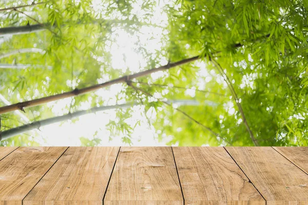 Unschärfe Bambus Wald Grünen Baum Mit Hölzerner Tischplatte Für Produkte — Stockfoto