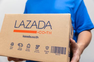 Lazada 'nın en popüler internet alışveriş ve Alibaba' nın sahibi olduğu uluslararası e-ticaret şirketinden nakliye kutusu taşıyan adam, 14 Ağustos 2020, Bangkok, THAILAND.