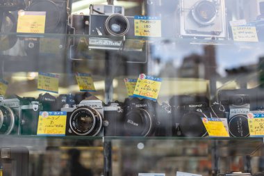 Osaka 'da kullanılmış ikinci el dijital ve film kamerası dükkanı turistler için çok popüler, 18 Ocak 2019, JAPAN.