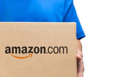 Amazon taşımacılık kutusu üzerinde marka logosu olan Amazon.com, 27 Mart 20.THAILAND 'da en popüler çevrimiçi mağazalardan biridir..