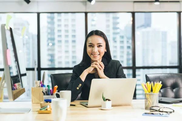 Porträt Des Glücklichen Lächelns Junge Asiatische Geschäftsfrauen Sitzen Ihrem Schreibtisch — Stockfoto