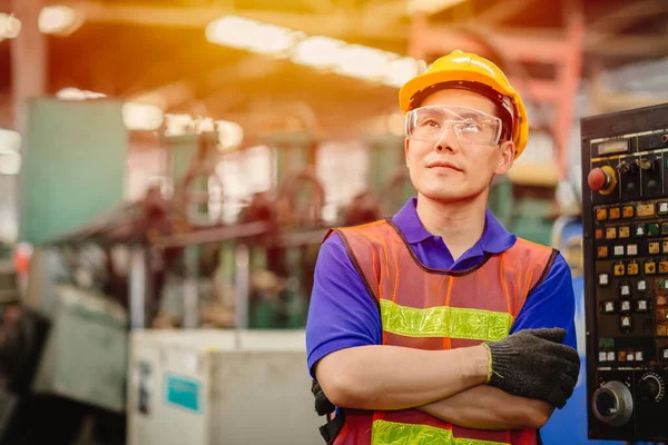 Retrato Los Trabajadores Chinos Asiáticos Feliz Trabajador Sonriendo Buscando Futuro — Foto de Stock