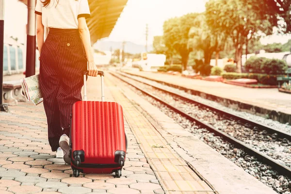 Turistvandring Med Sitt Bagage Tågstationen Att Resa Till Någonstans För — Stockfoto