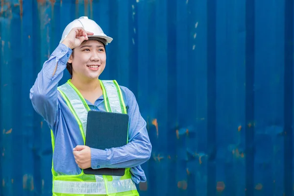 作为一名在物流进出口仓库货物集装箱区从事安全工作的工程师 年轻的亚洲女子笑容满面 — 图库照片