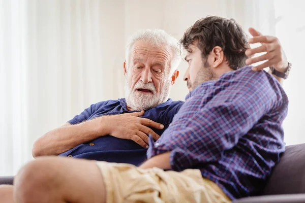 Diferencias Dos Generaciones Padre Anciano Masculino Con Hijo Hombre Más — Foto de Stock