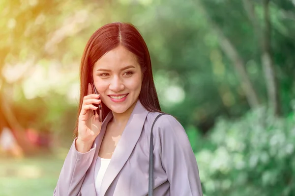 Aziatisch Zakenvrouw Met Behulp Van Telefoon Bellen Park Met Groen — Stockfoto