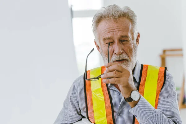 Trabajador Edad Avanzada Quitó Las Gafas Debido Irritación Los Ojos — Foto de Stock