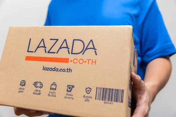 Mann Trägt Versandbox Von Lazada Beliebtesten Online Web Shopping Und — Stockfoto