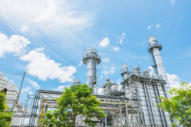 Ağaç parkı olan elektrik santrali. Yeşil endüstri, sürdürülebilir gelecek enerjisi için eko güç, tasarruf gücü, çevre dostu düşük karbon ayak izi.