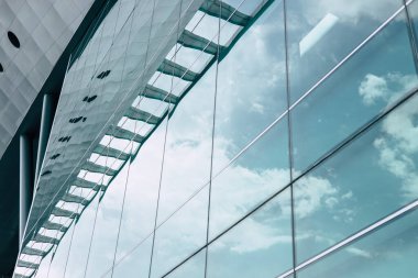 Metropolitan 'daki modern iş binasının geniş pencerelerinin önünde. Alışveriş merkezi cam pencere tasarımı