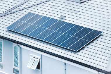 Güneş çatısı, modern evin çatısına ev enerjisinden tasarruf etmek için güneş paneli, güneş pili teknolojisi..