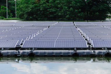 Yüzen Güneş Paneli. Sanayi Gölü Akıllı Şehir Su Havuzu 'ndaki güneş fotovoltaik panel PV sistemi. Enerji Temiz Güç ile Kaydediliyor.