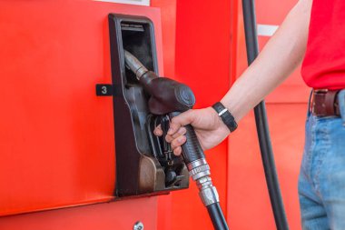 Yakıt deposu çalışanlarının elinde yakıt deposu, benzin deposu, petrol endüstrisi konsepti.