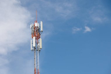 Mavi gökyüzündeki iletişim kuleleri, 5G ağları. Ağ cep telefonu sitesi. Çok yönlü dijital veri bağlantı teknolojisi kulesi