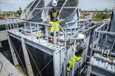 Profesyonel işçi, havalandırma kulesine hizmet veriyor, endüstri kliması bakım servisi kurulumu