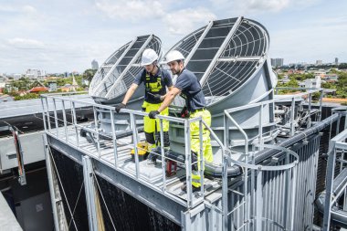 Profesyonel işçi, havalandırma kulesine hizmet veriyor, endüstri kliması bakım servisi kurulumu