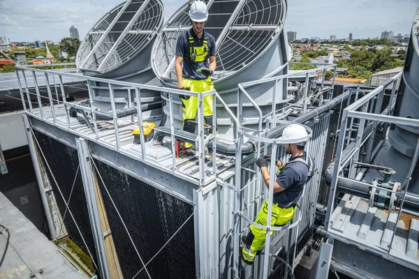 Profesyonel işçi, havalandırma kulesine hizmet veriyor, endüstri kliması bakım servisi kurulumu