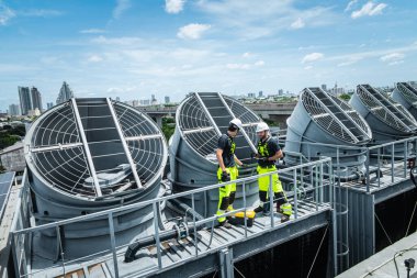 Profesyonel Mühendis Servisi HVAC soğutma kulesi, vantilatör su endüstrisi klima sistemi, büyük hava soğutucu havalandırma kaputu kontrol ediliyor..