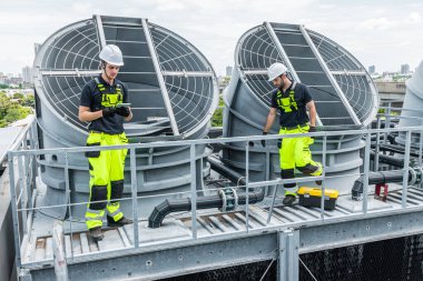 Profesyonel Mühendis Servisi HVAC soğutma kulesi, vantilatör su endüstrisi klima sistemi, büyük hava soğutucu havalandırma kaputu kontrol ediliyor..