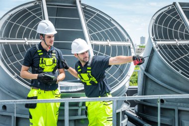 Profesyonel Mühendis Servisi HVAC soğutma kulesi, vantilatör su endüstrisi klima sistemi, büyük hava soğutucu havalandırma kaputu kontrol ediliyor..