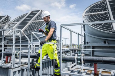 Profesyonel işçi, havalandırma kulesine hizmet veriyor, endüstri kliması bakım servisi kurulumu
