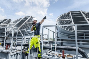 Profesyonel işçi, havalandırma kulesine hizmet veriyor, endüstri kliması bakım servisi kurulumu