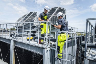 Profesyonel işçi, havalandırma kulesine hizmet veriyor, endüstri kliması bakım servisi kurulumu