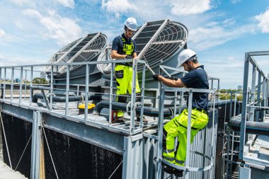 Profesyonel işçi, havalandırma kulesine hizmet veriyor, endüstri kliması bakım servisi kurulumu