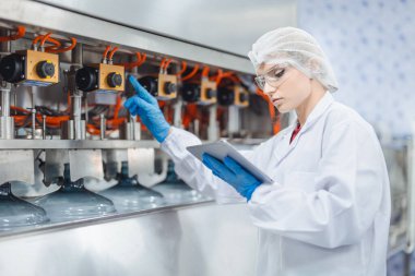 Makine teknisyenleri, bakım onarım, içme suyu doldurma makinesi ve hijyen elbisesi.