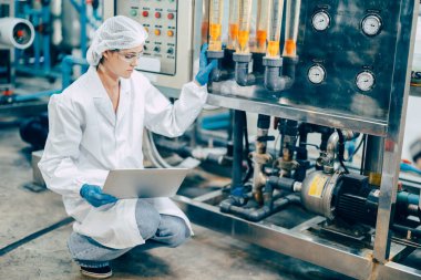 Fen laboratuarındaki personel el işi. Laptop bilgisayarıyla rekor basınç tankını kontrol et.