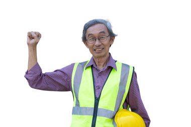 Asyalı kıdemli yaşlı mühendis mutlu bir şekilde gülümseyen el yumruğuyla iş için yükseliyor. İşi beyaz arka planda tek başına tamamla.