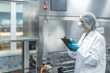 Endüstri müfettişi ekibi çalışıyor, QC personeli güvenlik ve hijyen için makine faaliyetlerini kontrol ediyor.