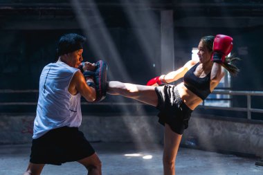 Tayland boksu, Muay thai, kadın boksör eğitimi yıkık bina çalıştırıcısı, Asya dövüş sanatları sahnesi