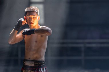 Tayland boksu, Portre Muay Thai dövüşçüsü, genç adam boksör, tekme boksörü erkek, Asya dövüş sanatları